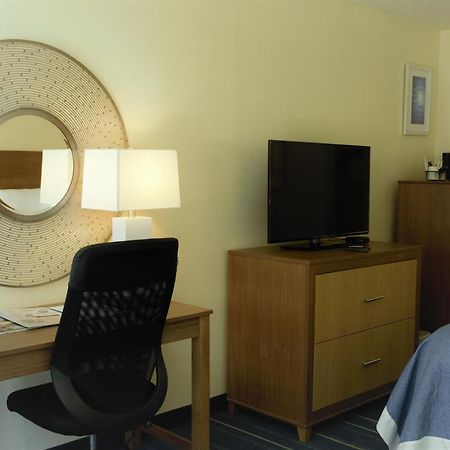 Days Inn By Wyndham Newark Wilmington Экстерьер фото