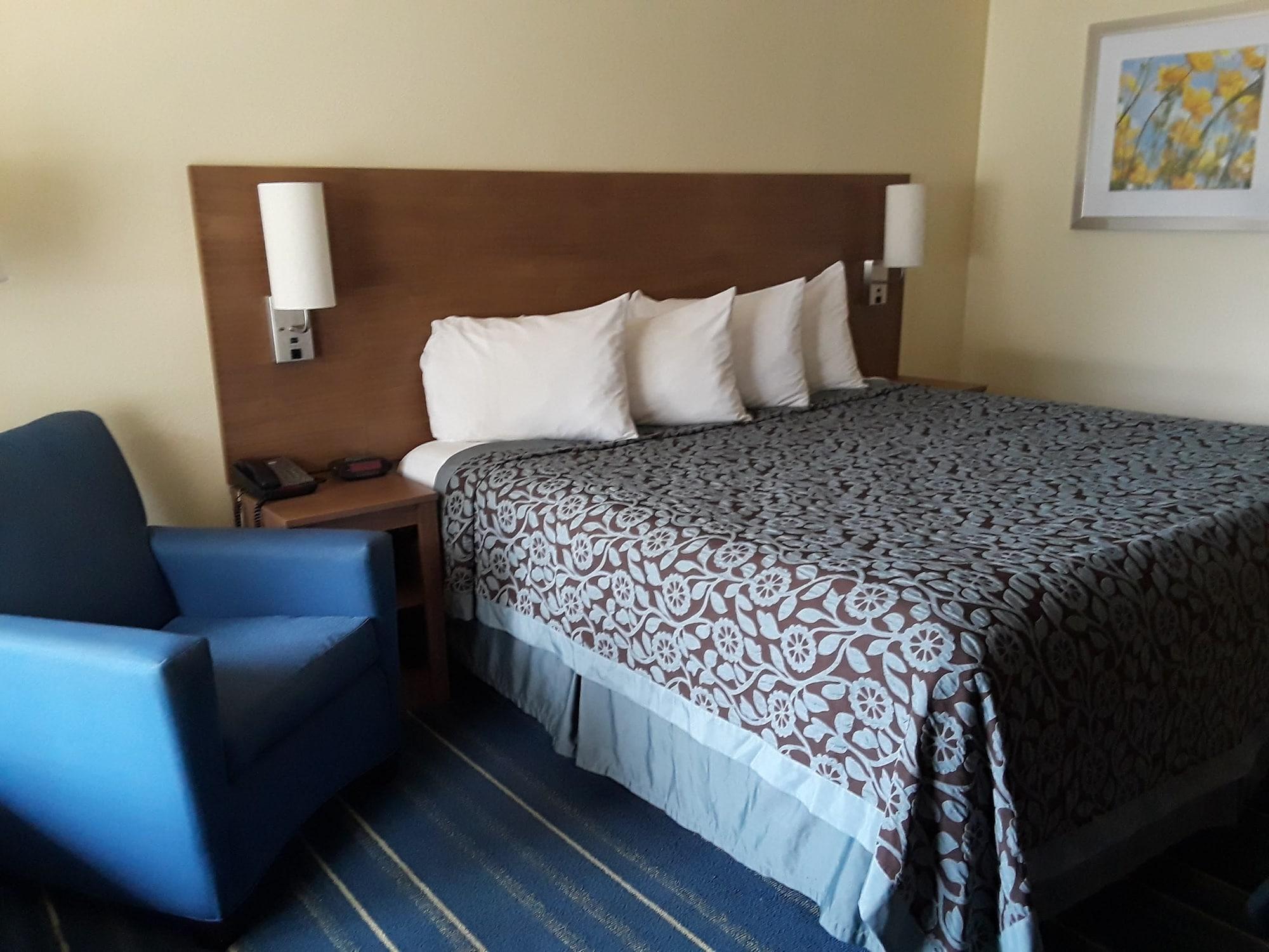 Days Inn By Wyndham Newark Wilmington Экстерьер фото