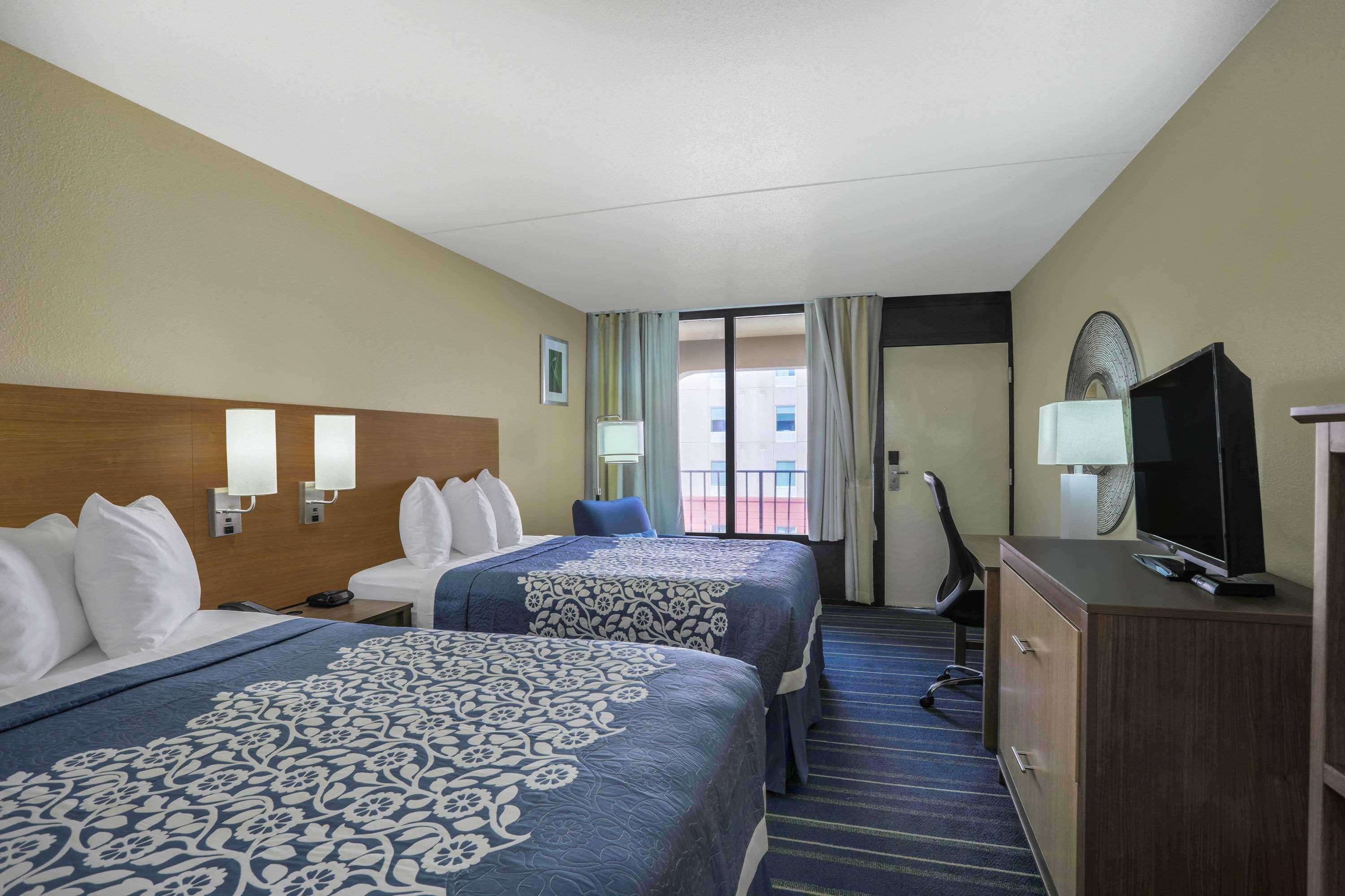 Days Inn By Wyndham Newark Wilmington Экстерьер фото