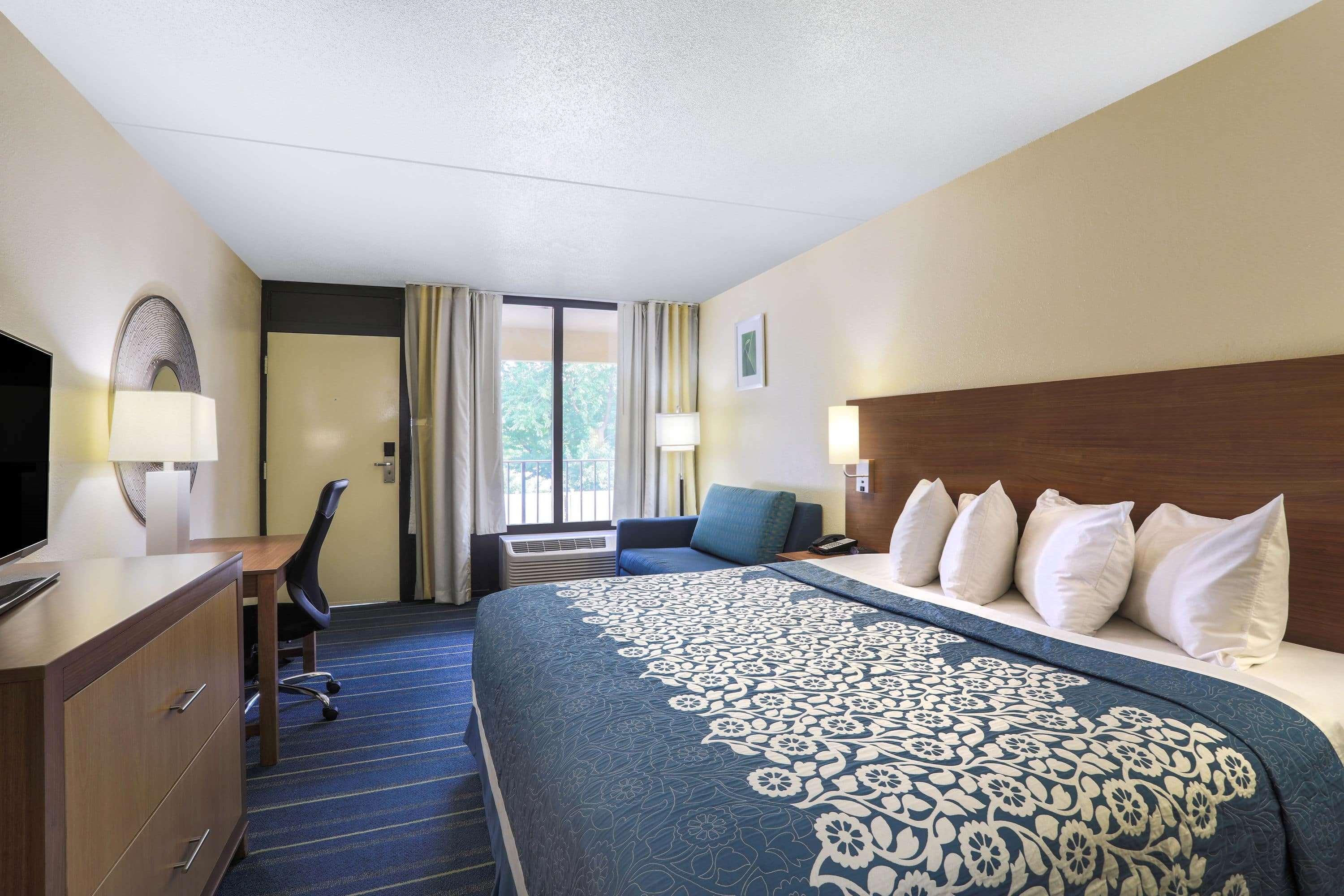 Days Inn By Wyndham Newark Wilmington Экстерьер фото