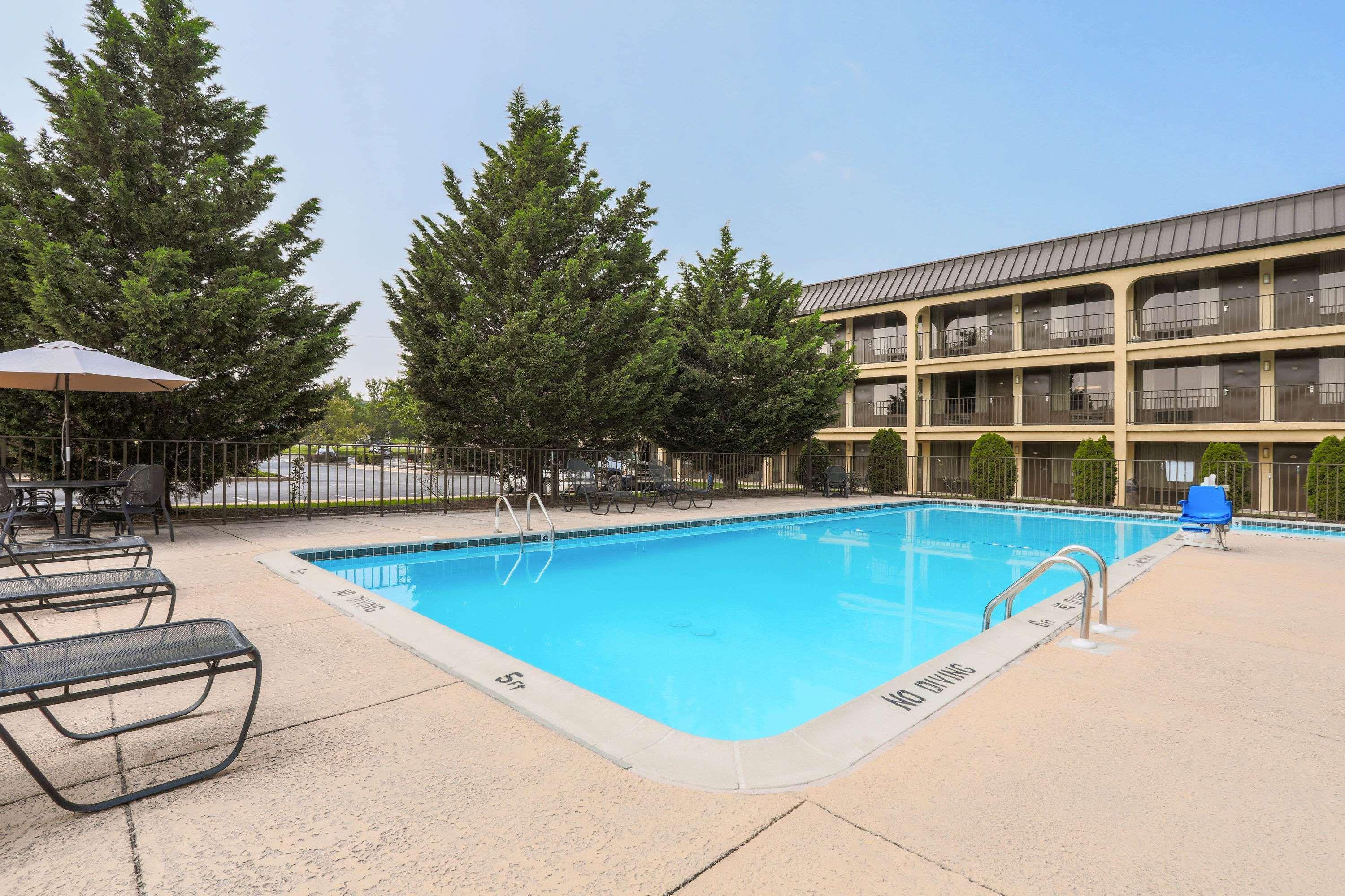 Days Inn By Wyndham Newark Wilmington Экстерьер фото