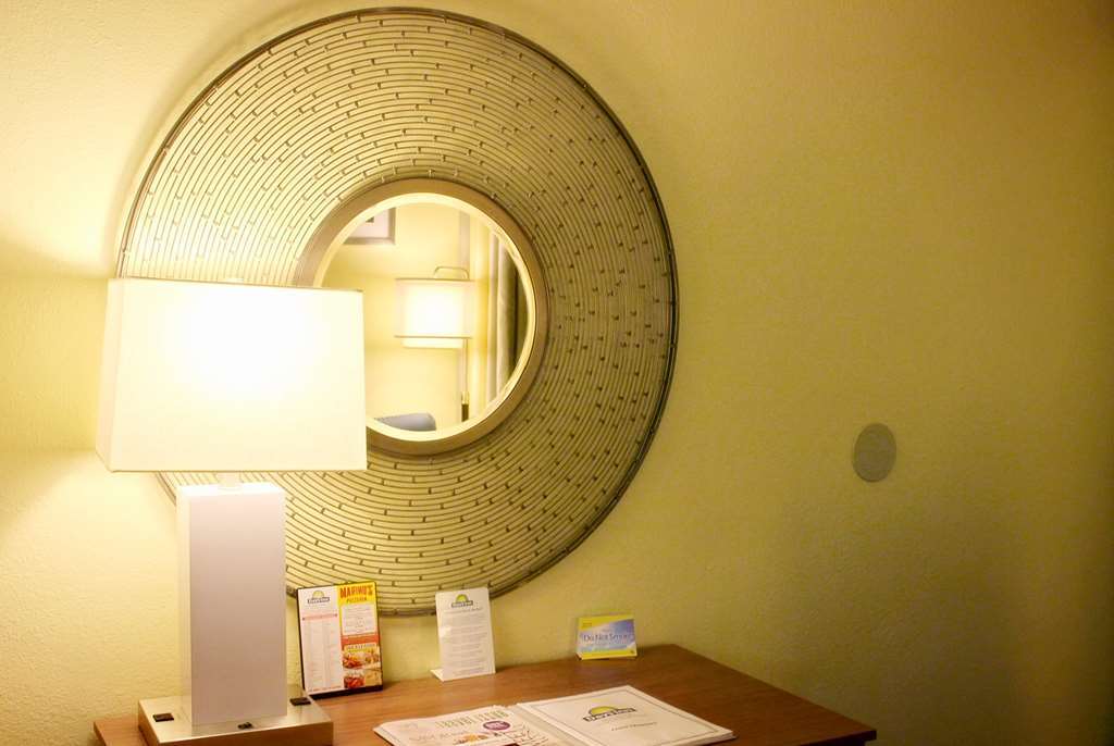 Days Inn By Wyndham Newark Wilmington Номер фото