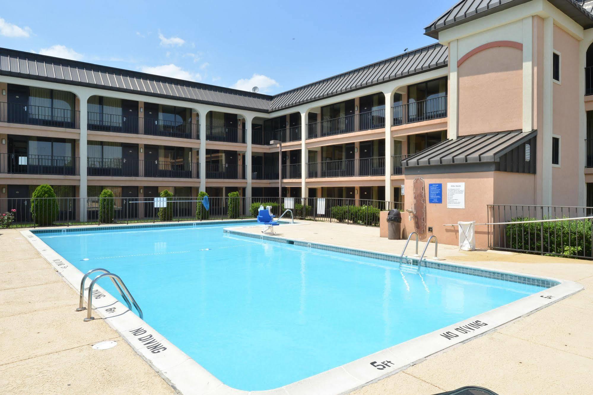 Days Inn By Wyndham Newark Wilmington Экстерьер фото