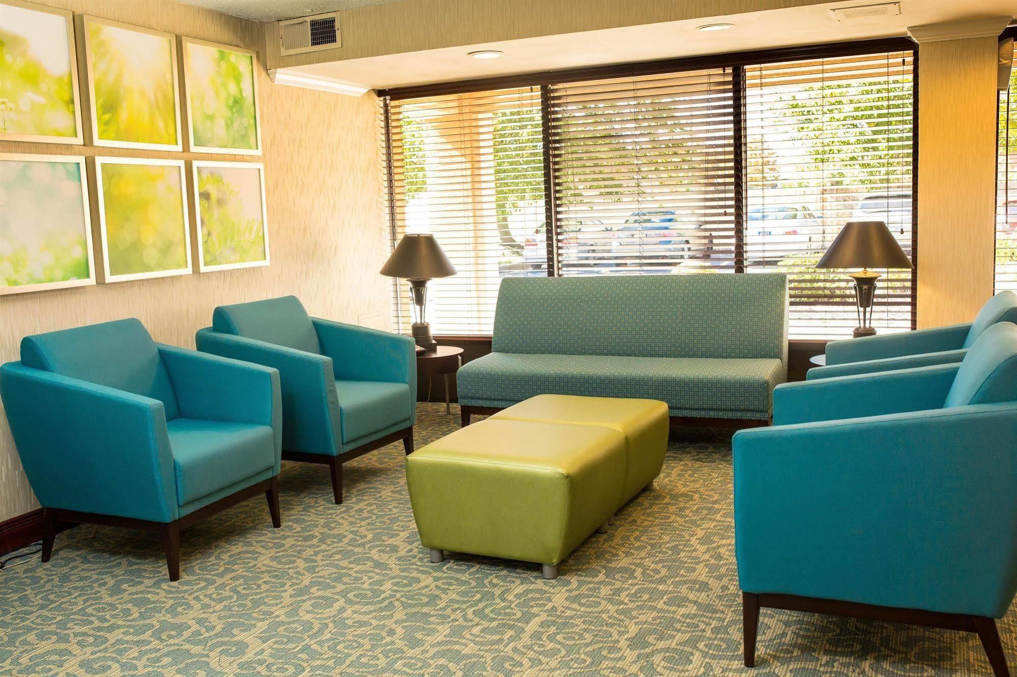 Days Inn By Wyndham Newark Wilmington Экстерьер фото