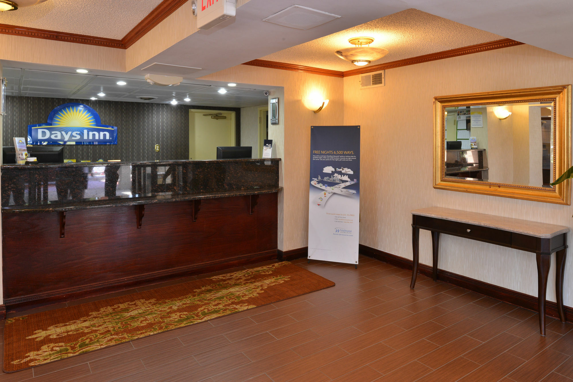 Days Inn By Wyndham Newark Wilmington Экстерьер фото