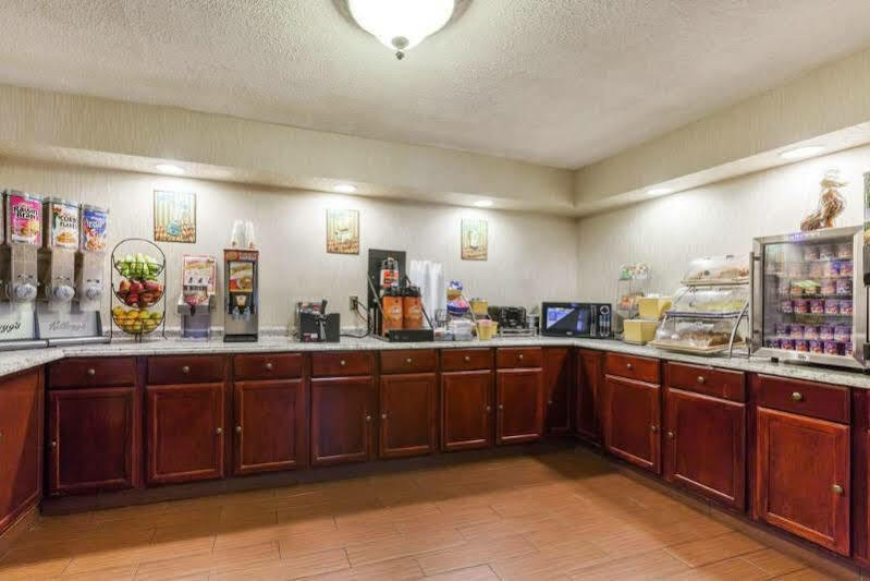Days Inn By Wyndham Newark Wilmington Экстерьер фото
