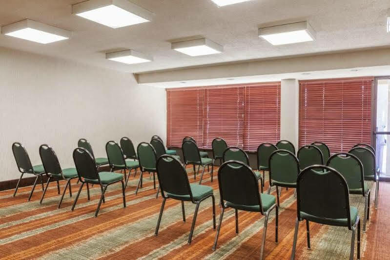 Days Inn By Wyndham Newark Wilmington Экстерьер фото