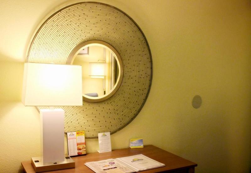 Days Inn By Wyndham Newark Wilmington Экстерьер фото